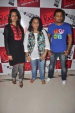 Pooja Welling, Aparna Hoshing, Manish Vatsalya at Promotion of Jeena Hai Toh Thok Daal in Mumbai on 11th July 2012 (27).JPG